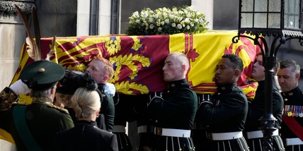 Regina Elisabetta, il feretro è arrivato a St. Giles accompagnato da Carlo III