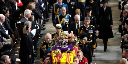 Funerali regina Elisabetta: la commozione di re Carlo, il feretro verso Windsor