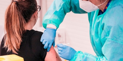 Covid, vaccino bivalente su richiesta per quarta dose agli over 12