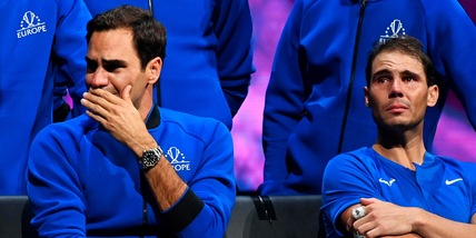 Federer e Nadal, un tripudio di emozioni: insieme in lacrime e mano nella mano