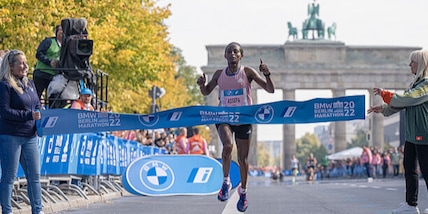 BMW Berlin Marathon, tra le donne vince Tigist Assefa in 2h15'37". Ed è record