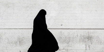 Iran, una donna fa colazione al bar senza velo: arrestata