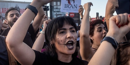 Iran, studentesse si tolgono il velo in pubblico: il gesto per la morte di Mahsa Amini