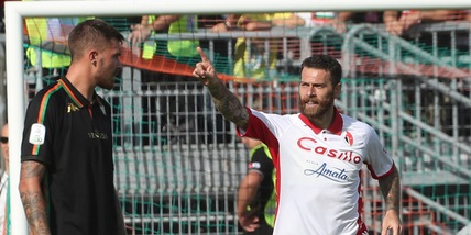 Il Bari batte il Venezia e vola primo. Tris Ternana, pari Parma