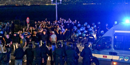 Napoli, tensione Champions: risse, bottigliate e tifoso Ajax accoltellato