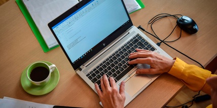 Chat hot, cercano sesso virtuale online: si incontrano madre e figlio, ecco dove