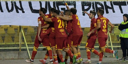 Serie C, Catanzaro-Juve Stabia 2-0. Ok Messina e Foggia, Pescara secondo