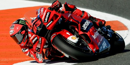 MotoGP: Bagnaia-Quartararo, lotta dalle retrovie