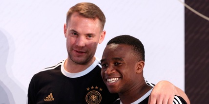 Germania, Moukoko con Neuer in conferenza ai Mondiali: "Vieni al Bayern"