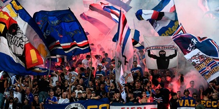 Sampdoria, tifosi in piazza contro la società: cori contro Garrone e Ferrero