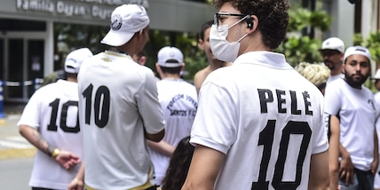 Pelè, candele e voti dei tifosi fuori dall'ospedale