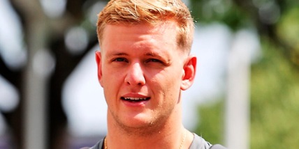 Mercedes, Schumacher si presenta: “Un orgoglio essere dove ha lavorato mio padre”