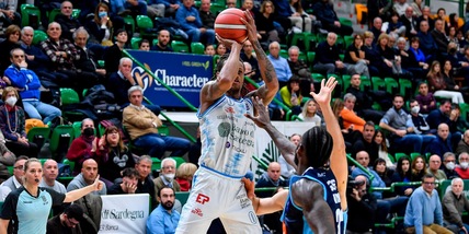 Sassari archivia Napoli 86-69 con super Jones