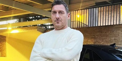 Totti, foto oversize: commenti impietosi, "Capità magna de meno"