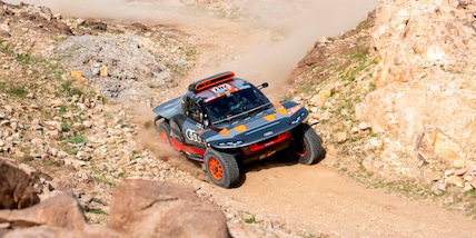 Sainz, sotto gli occhi del figlio, vince il primo sprint nel deserto