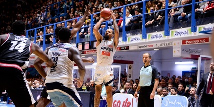 Virtus ko sulla sirena, impresa Brindisi. Cade anche Milano