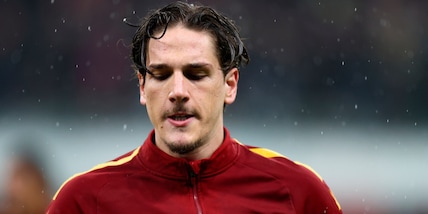 Roma, paura per Zaniolo: inseguito e minacciato dai tifosi. E spunta un altro striscione