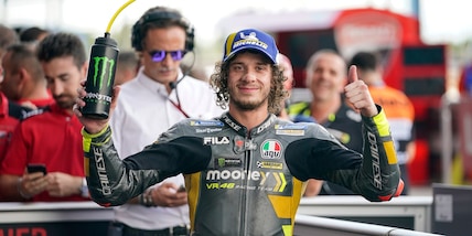 MotoGP, Bezzecchi in pista con Rossi: "Sempre bello correre con Valentino"