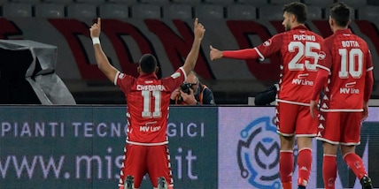 Esposito e Cheddira, il Bari vola: 2-1 al Cosenza