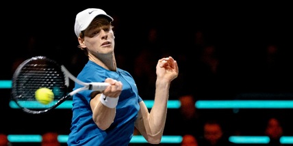 Tennis, Sinner show a Rotterdam: batte Tsitsipas e vola ai quarti