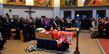 Funerali Ilario Castagner: l'omaggio di tanti sportivi all'allenatore del Perugia dei miracoli