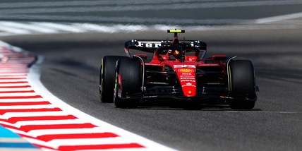 F1 Ferrari, test Bahrain e sorriso Sainz: secondo giorno, che succede