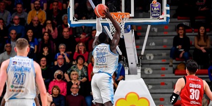 Basket Serie A, Sassari travolge Varese! Bene Tortona e Pesaro