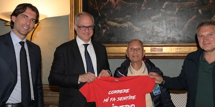 Sindaco Gualtieri e Assessore Onorato premiamo il recordman 90enne Antonio Rao