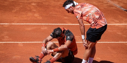 Tennis, Estoril Open: Cecchinato vince contro Fognini e vola ai quarti