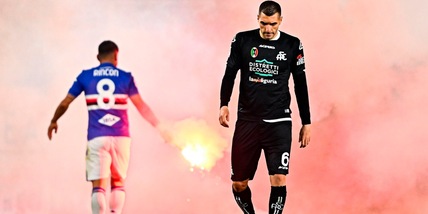 Sampdoria-Spezia 1-1: cori e striscioni contro Ferrero, fumogeni in campo