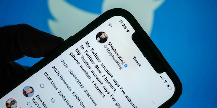 Twitter, Musk ci ripensa: torna la spunta blu per alcuni vip