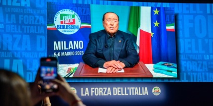 Berlusconi riappare con un video: "In giacca e camicia per voi"