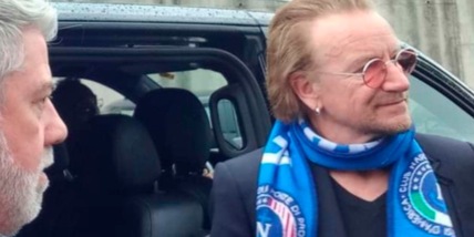 Scudetto Napoli, il leader degli U2 Bono Vox con la sciarpa azzurra