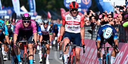 Giro d'Italia, a Napoli trionfa Pedersen. Leknessund resta maglia rosa