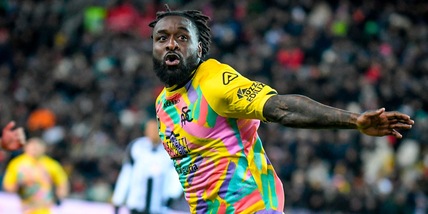 Nzola punta il Milan per festeggiare il rinnovo con lo Spezia