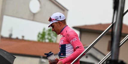 Evenepoel dalla maglia rosa al ritiro per Covid: sesto caso al Giro d'Italia