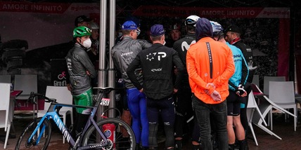 Caos, pioggia e Covid: Giro d'Italia, buco nell'acqua