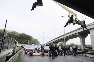 Roma, gli ambientalisti bloccano la tangenziale calandosi da un ponte