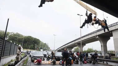 Roma, gli ambientalisti bloccano la tangenziale calandosi da un ponte