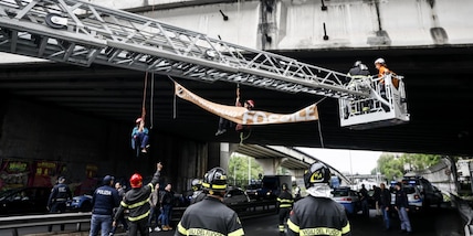 Roma, gli ambientalisti questa volta si appendono a un ponte