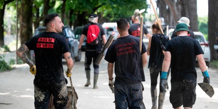 Quella Curva Sud del Milan che spala fango in Romagna