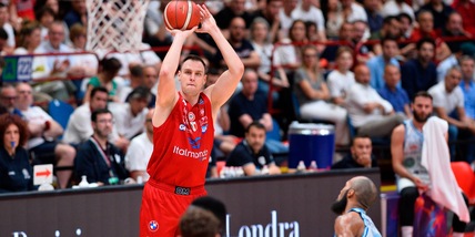 Basket, Voigtmann trascina l'Olimpia: 1-0 con Sassari nei play-off Scudetto