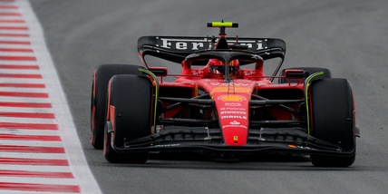 F1 Spagna, la Ferrari si riscatta con Sainz in prima fila: pole Verstappen