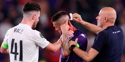 Biraghi di sangue, caos in Fiorentina-West Ham: colpito alla testa
