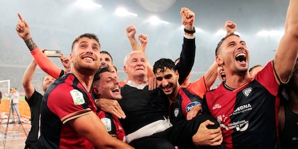 Cagliari in Serie A! Pavoletti gela il San Nicola, Bari ko al 94'