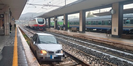 Perde il controllo dell'auto e si ritrova dentro la stazione ferroviaria