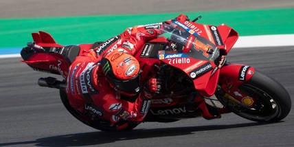 MotoGP, Bagnaia vince il super duello su Bezzecchi: Ducati show ad Assen