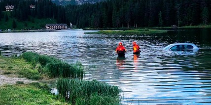 Lascia l'auto a bordo lago senza freno a mano: la vettura finisce in acqua