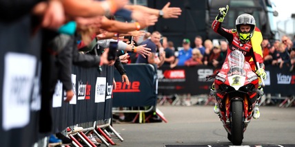 Superbike, festa Ducati a Donington: Bautista vince gara-2, terzo Petrucci