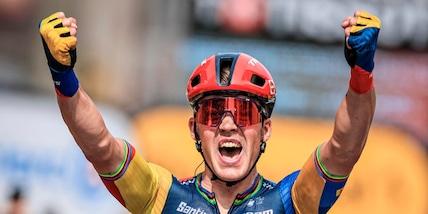 Tour de France, Pedersen vince l'8ª tappa. Vingegaard resta maglia gialla
